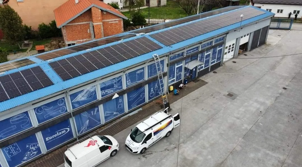 Krovna elektrana na nadstrešnici poslovne zgrade s vlastitim voznim parkom.