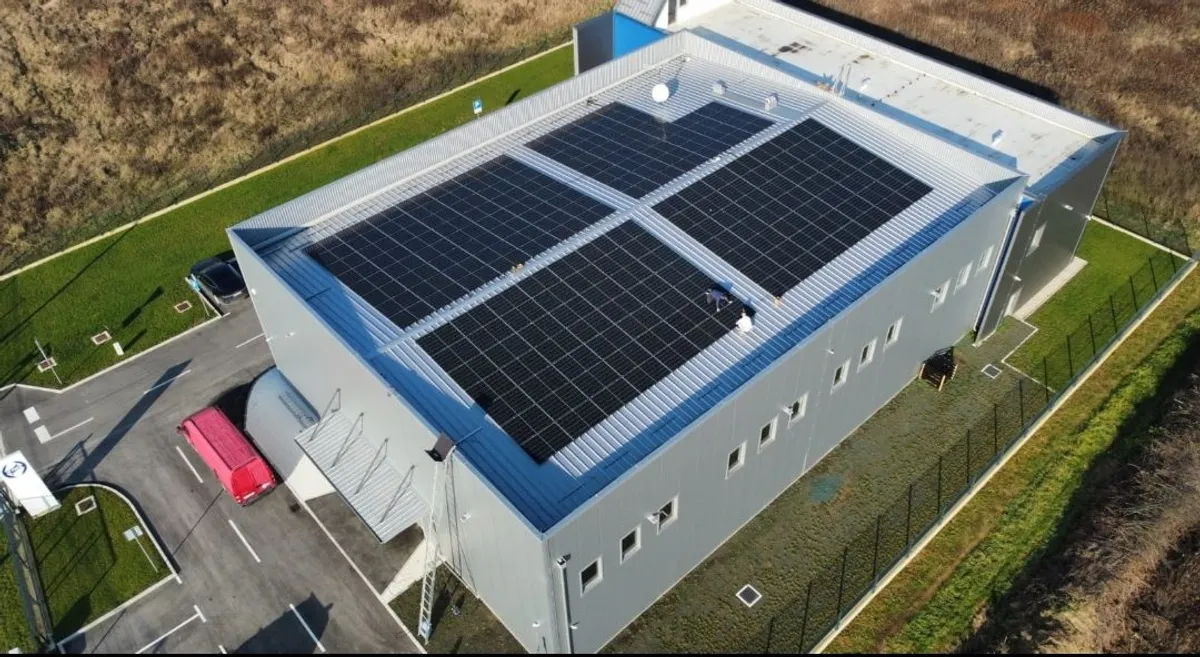 Cjelovita krovna instalacija s panelima posloženim u dva bloka.