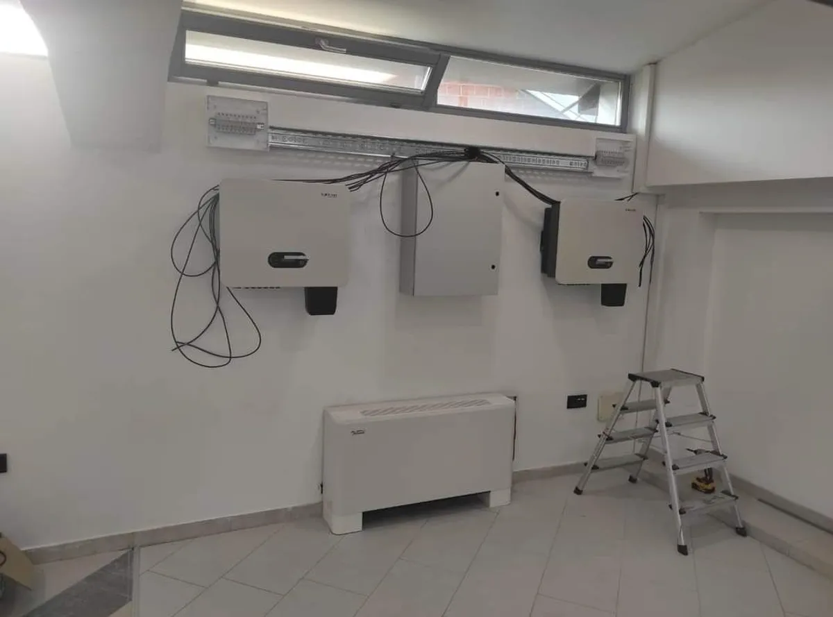 Postavljanje invertera i razvodnih ormara u tehničkoj prostoriji prije puštanja sustava u pogon.