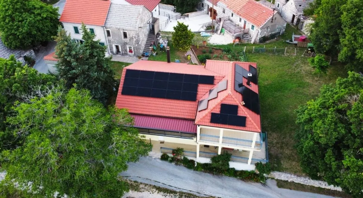Solarna elektrana na tradicionalnoj kamenoj kući - paneli posloženi po dvjema krovnim plohama.