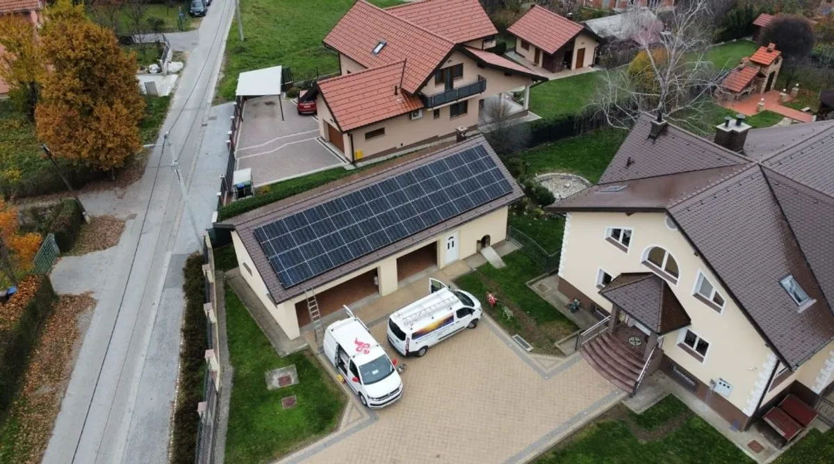 Krovna elektrana na nadstrešnici garaže glavnog kućnog kompleksa, snimljeno u jesenskom okruženju.