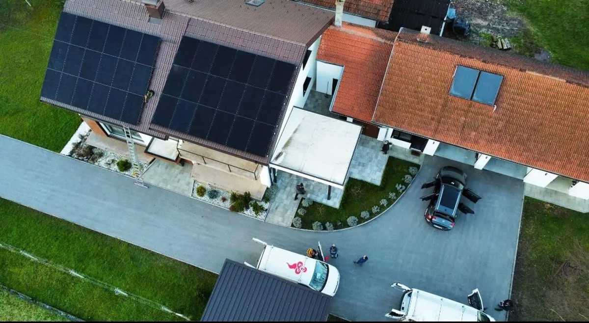 Pravilno raspoređeni paneli na dvije veće krovne plohe iste obiteljske kuće.